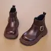 Botas de Moda para Niñas 2026 Otoño/Invierno Nuevo Estilo Tendencia Versión Coreana Botines Elegantes para Niñas con Hebilla Metálica y Cremallera Lateral