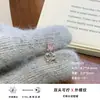 Brincos Piercing Exquisitos Brilhantes de Zircônia Rosa Coração Vazado de Aço Titânio 316L Stud de Osso da Orelha Stud de Orelha de Urso com Laço