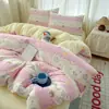 Conjunto de Quatro Peças de Gaze Dupla Cartoon para Cama Lençol Fronha Capa de Edredom Conjunto de Três Peças para Cama de Dormitório Estudantil Universal para Todas as Estações