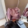 Bolso de Mano Plateado de Nicho para Mujer 2026 Nuevo de Moda Versátil Bolso Cruzado con Cadena de Moda Súper Popular Bolso Cubo