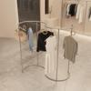 Arara de Chão para Exposição de Roupas Prateleira para Loja de Roupas Masculinas e Femininas Acessórios de Exposição Barra de Cabides Arara de Ilha Curva em Aço Inoxidável