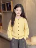 Conjunto de otoño para niña 2026 nueva colección: suéter tejido y pantalones de rayas, perfectos para niños mayores