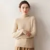 Nuevo top de punto de cuello alto de Baicai Rong, una prenda básica de corte holgado, suave, versátil, simple y elegante para usar en capas en otoño e invierno.