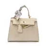 Bolsa Estilo Novo 2025 Senmeng Texturizada Padrão Lichia Pequena Quadrada de Ombro Feminina de Verão Portátil Bolsa Kelly Bolsa Mensageiro