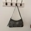 Bolso de axila de moda estilo remache simple para mujer, nueva colección otoño 2026, moderno y chic, con un diseño único, adecuado para llevar al hombro o cruzado
