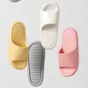 Chinelos masculinos com toque confortável, adequados para uso externo no verão, novo modelo 2024, antiderrapantes para casa, sem odor, sandálias esportivas para mulheres