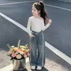 Conjunto de Primavera y Otoño para Niñas 2026: Conjunto casual estilo coreano para chicas mayores, con un top de hombros descubiertos combinado con jeans con ribete de encaje