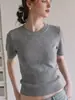 Top de punto simple estilo coreano, color gris, de seda helada, manga corta para mujer, nuevo modelo de principios de otoño, entallado en la cintura, adelgazante, adecuado para usar en capas, top de manga media