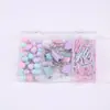 Caja de Set de Papelería de Oficina de Tres Compartimentos de Color Mixto Macaron Transfronteriza de 132 Piezas con Clips para Papel, Clips de Cola Larga y Bolígrafos