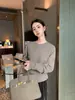 Maven Lin, un suéter 100% lana simple y cómodo con cuello redondo y mangas superpuestas, que presenta un elegante diseño de abertura