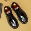 Zapatos de cuero para hombre, estilo nuevo, formales, diseño brogue, gama alta, business casual, estilo británico, suela gruesa, adecuados para trajes, disponibles en tallas grandes