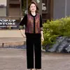Nuevo atuendo de otoño estilo chino para madres: un conjunto de tres piezas que incluye un chaleco estilo Tang estampado y elegante, hecho de terciopelo dorado, diseñado para mujeres de mediana edad y mayores