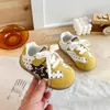 Zapatillas de entrenamiento alemanas de suela blanda para niñas, nueva colección primavera/otoño 2026, zapatos casuales modernos y versátiles para niños, zapatillas de correr y deportivas para niños