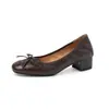 Novidade feminina outono sapatos de salto baixo de corte raso feitos de couro bovino de primeira camada com salto grosso, couro genuíno por dentro e por fora, bico redondo, detalhe de laço, sapatos de salto médio