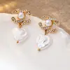 Brincos Pingente Letra Cc Inlaid em Resina com Pérola Imitação e Strass da Qingdao Daiwei Jewelry São Adequados para Uso Diário Feminino