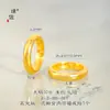 Anillo de diseño sencillo y banda ancha con círculo interior grabado, fabricado en oro arena chapado con una fuerte retención del color, adecuado para el dedo índice.