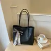 Bolso tote tejido con patrón nuevo de principios de otoño 2026, bolso de hombro retro simple, bolso de mano para el trabajo