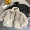 Roupas de Lã de Cordeiro para Meninos 2026 Nova Roupa de Inverno Roupas para Crianças Pequenas e Médias Jaqueta Acolchoada de Algodão Espessa com Veludo por Dentro Casaco Infantil Estilo Outono e Inverno