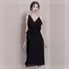 Roupa Feminina Europeia e Americana de Outono e Verão, Vestido Preto Vintage com Pérolas e Corte Slim em V, Vestido Leve e Maduro de Alças 8781