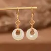 Ciervo Dorado Rey Plata S925 Chapada en Oro Carácter Ruyi Fu Jade Hetian Hebilla de Seguridad Pendientes Estilo Lujo Ligero de Nicho Pendientes para Mujer