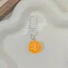 Llavero con forma de corazón para niña, diseño de tarta de huevo, pudín de oso, botón blanco I28, accesorio para colgar en el bolso del estudiante