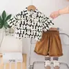 Traje de Verão Masculino com Manga Curta Moderno Novo Moda Estilosa Infantil Estampa Completa Camisa com Letras Conjunto de Duas Peças Manga Curta