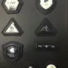 Parche bordado con logo de Velcro para equipo de exterior, etiqueta de banda triangular de color contrastante rojo y negro liehuo3