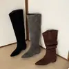 Botas cinzas de cano alto para mulheres, novo estilo outono/inverno 2026, botas elásticas de ajuste justo, botins de camurça com bico fino e salto baixo