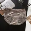 Tanga feminina sexy de retalhos de cetim com renda, reforço de seda, cintura média, que abraça o quadril, com recortes em rede semitransparente para mulheres