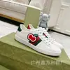 2026 Nuevas zapatillas blancas de la marca g con bordado de abeja, letras y diseño de rosa para mujer, zapatillas planas casuales para parejas, diseño de labios para hombre