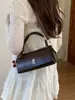 Bolsa Quadrada Pequena de Mão com Fivela Estilo Coreano Luxo Leve Feminina 2026 Nova Simples Versátil Bolsa Transversal Bolsa de Ombro Único para o Trabalho