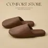 Pantuflas de algodón silenciosas para hombre, con una lujosa textura similar al cuero, perfectas para uso en interiores en dormitorios durante el otoño y el invierno. Tienen una suela suave y antideslizante