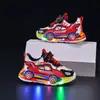 Tênis Luminosos 2025 Primavera e Outono Novo Desenho de Carro Tênis Casuais Infantis para Meninos de Tamanho Pequeno e Médio Couro Tênis que Acendem