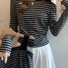 Camiseta Retro de Manga Larga Ajustada con Rayas Tejidas de Colores para Mujer, de Hombro Descubierto, Venta al por Mayor de Fabricante para Otoño e Invierno, con Diseño de un Solo Hombro