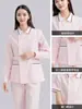Conjunto de uniforme de enfermeira de duas peças rosa e azul, vestimenta médica combinada com calça de enfermeira e jaleco branco, personalizável com impressão de logotipo