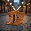 Botas de tacón de aguja apilado de punta fina color negro estilo retro para mujer, nuevo modelo otoño e invierno 2026, botines cortos con hebilla de cinturón, elegantes botas para mujer