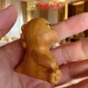 Sândalo Dourado Esculpido Dragão de Leite Sentado Desenho Animado Boneca Fofa Presente de Aniversário Decoração Criativa de Mesa para Casa em Madeira