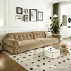 Sofá de veludo cotelê cor creme estilo francês com design vintage capitonê de botões, profundidade de assento profunda, sofá de tecido nuvem de linhas retas para a sala de estar