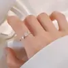 Anillo de flor bañado en plata 925, anillo abierto liso de nicho de lujo ligero para mujer, anillo popular de gama alta para el dedo índice