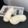 Chinelos Novo Estilo 2026, Slip-Ons Modernos com Solado Grosso para Mulheres, Para Uso Externo no Verão, Chinelos de Eva com Toque Macio, Sandálias de Praia para Férias