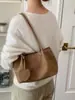 Bolso tote tejido de gamuza retro estilo coreano para mujer, nueva colección otoño/invierno 2026, bolso de hombro casual versátil para el trabajo