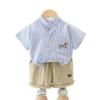 Guapo niño pequeño camisa de rayas finas manga corta conjunto de dos piezas 2025 verano nuevo bebé estilo extranjero verano al por mayor