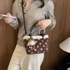 Bolso de mano versátil de lunares transfronterizo, nuevo bolso de hombro de moda otoño 2026, bolso cruzado versátil para mujer
