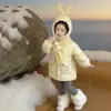 Chaqueta de plumón popular de longitud media para niña 2026 Nueva de invierno engrosada cálida de plumón de pato blanco elegante abrigo para bebé niña