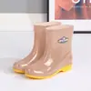Botas de lluvia para mujer hasta la pantorrilla, forradas de felpa y engrosadas para abrigar, zapatos de goma antideslizantes, botas de lluvia de nuevo estilo, zapatos impermeables para días lluviosos