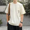 Camiseta Masculina de Manga Curta com Bordado de Pena em Bolso de Design Transfronteiriço 2026 Novo Estilo Camiseta Casual Solta Roupas Masculinas