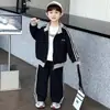 Conjunto esportivo para meninos, novo estilo primavera e outono 2026, jaqueta estilosa com gola alta para crianças, roupa casual de primavera para meninos pequenos