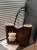 Bolsa de Mão Grande Capacidade Retrô de Luxo Nova Bolsa de Ombro Versátil Outono/Inverno Camurça Fosca Bolsa Tote para o Dia a Dia