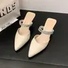 Sandálias Baotou, salto médio feminino, sandálias slip-on versáteis, para uso externo no verão, bico fino, salto fino, adornadas com strass, sapatilhas de calçar sem fecho, novo estilo feminino 2025