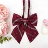 Pajarita JK estilo universitario flor de pluma gigante flor de raíz de cuello cruz cruzada corbata cuerda de cuello de estudiante femenina foto de graduación cinta